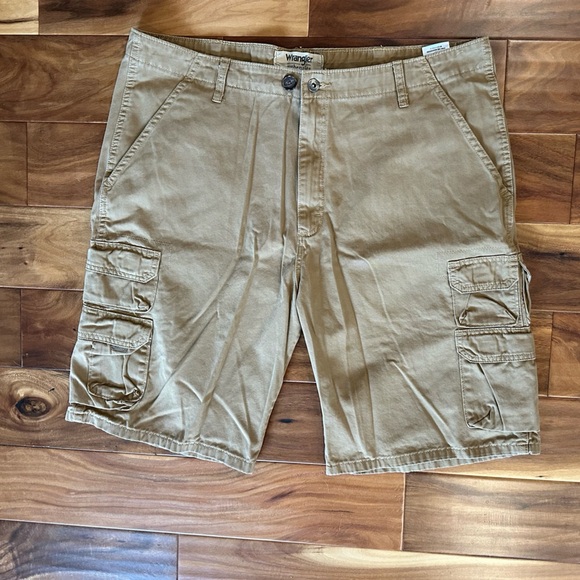 Wrangler Authentics Tan Cotton Cargo Shorts size 40 - Picture 1 of 4